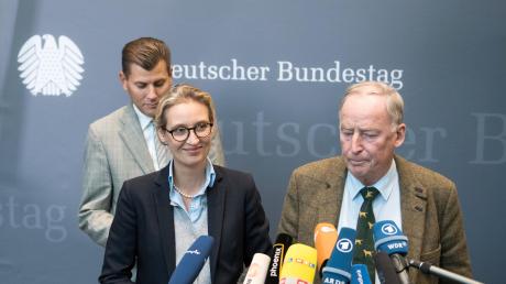 Die Fraktionsvorsitzenden der AfD im Bundestag, Alice Weidel und Alexander Gauland. Der Mann im Hintergrund: Christian Lüth. 