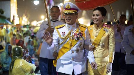 Mal wieder Bangkok statt Bayern: König Maha Vajiralongkorn und seine Frau Suthida vor gut zwei Wochen in Thailand. 