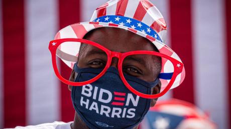 Wie so vieles ist in den USA auch der Wahlkampf schrill: Eine Anhängerin der Demokraten wirbt für Joe Biden und Kamala Harris.  
