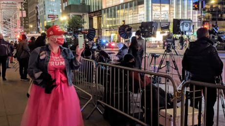 Eine Unterstützerin von Trump wartet gemeinsam mit Journalisten vor dem Trump Tower in New York.