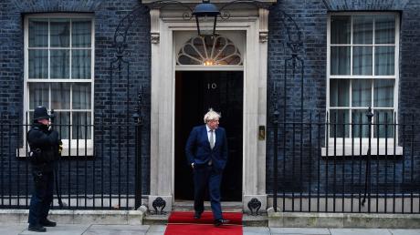 Es wird allmählich einsam um den britischen Premier Boris Johnson – hier vor seinem Regierungssitz in der Downing Street. Na und?, lautete seine bisherige Strategie, wenn es Probleme gab. 	
