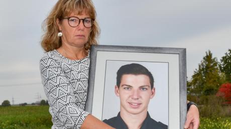Katja Konrad, die Mutter des getöteten Polizeischülers, mit einem Foto ihres Sohnes Julian. Sie und ihr Mann Peter haben noch so viele Fragen. Und sie warten bisher vergeblich auf Antworten.