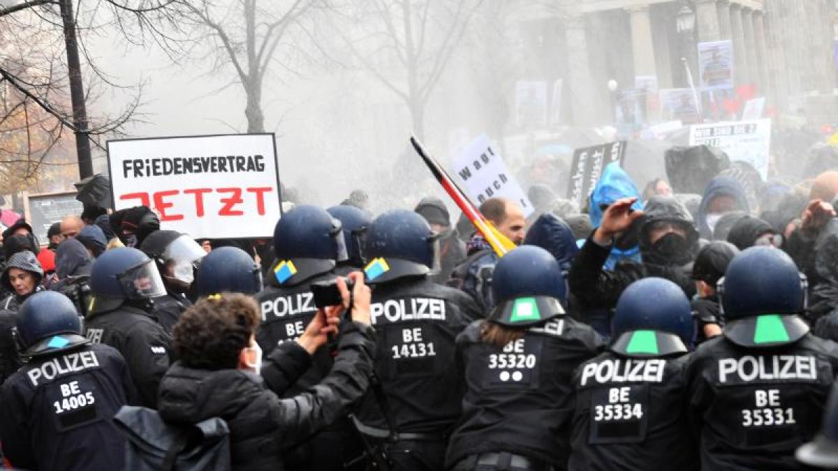 Infektionsschutzgesetz: Polizei löst Corona-Demo in Berlin auf - mehr als  100 Festnahmen