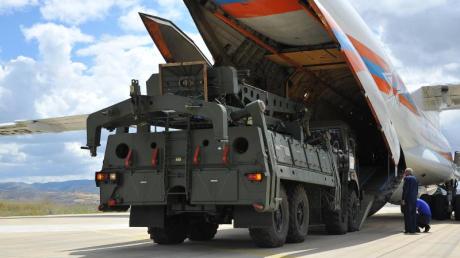 Teile des Raketenabwehrsystems S-400 aus Russland werden aus einer russischen Antonow entladen.