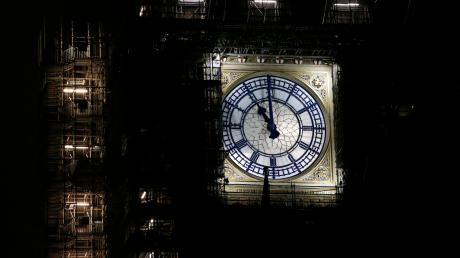 Elf Glockenschläge von Big Ben verkünden einen historischen Moment.