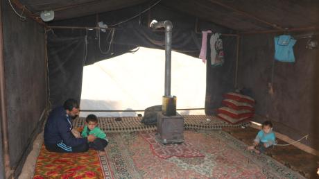 Mohammed und seine Familie pflegen ihr Zelt wie ein Wohnzimmer. Doch die Kälte vertreiben auch dicke Teppiche nicht.  	