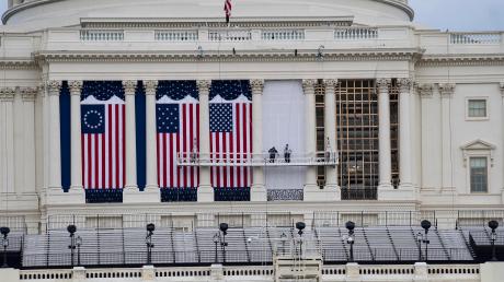 Die Flaggen zur Amtseinführung des gewählten US-Präsidenten Joe Biden hängen bereits am Kapitol. Doch so etwas wie Feierlichkeit will nicht aufkommen. Im Gegenteil, die Furcht vor erneuten Ausschreitungen wächst.