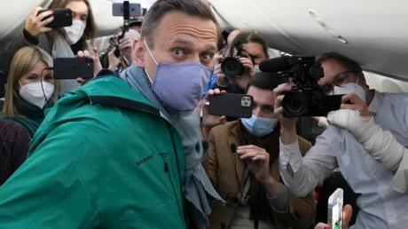 Journalisten umringen den Kremlgegner Alexej Nawalny im Flugzeug der Fluggesellschaft "Pobeda", mit dem er von Berlin-Schönefeld aus nach Moskau flog. 
