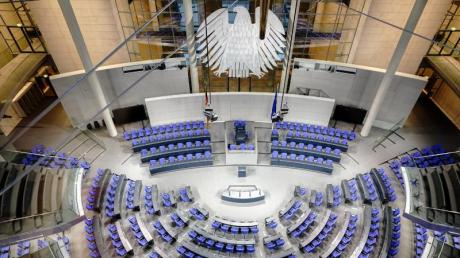 Blick in den Plenarsaal des Bundestags im Reichstagsgebäude in Berlin.