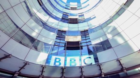 Die ehrwürdige BBC – hier die Zentrale in London – droht von der Spitze des britischen Fernsehens zu stürzen.  	