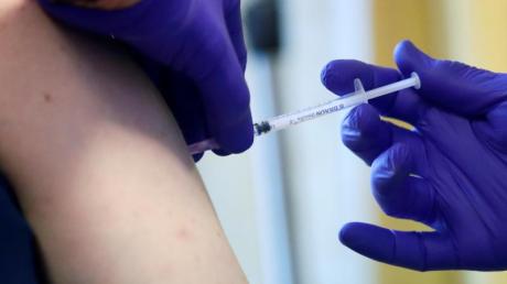 Ein mobiles Impfteam hat Senioren in der Turnhalle in Emersacker geimpft.
