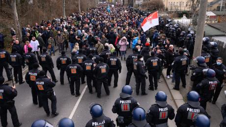 Mehr als 1800 Beamte, teils aus anderen Bundesländern, waren in Dresden im Einsatz. Dennoch kam es am Rande der gerichtlich untersagten Demonstration gegen die Corona-Politik zu Ausschreitungen. 	 	