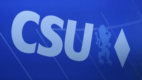 Das Logo der CSU auf einem Parteitag in Nürnberg.