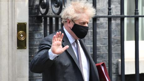 Premierminister Boris Johnson vor seinem Dienstsitz in der Downing Street: „Sollen sich die Leichen doch zu Tausenden stapeln.“ 	