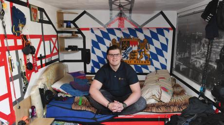 Florian Köbach, 21, in seinem Jugendzimmer. Er wohnt schon lange bei seinem Pflegevater. Irgendwann will er ein eigenes kleines Häuschen.  	