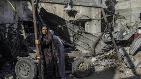 Eine Frau vor Trümmern in der Stadt Beit Chanun im Norden des Gazastreifens. Der Konflikt zwischen Israelis und Palästinensern kann nach Ansicht von US-Präsident Joe Biden langfristig nur durch eine Zweistaatenlösung befriedet werden.