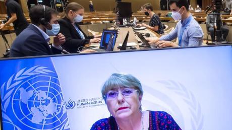 Ein Bildschirm zeigt Michelle Bachelet, UN-Hochkommissarin für Menschenrechte, bei einer Rede im Rahmen einer Sondersitzung des UN-Menschenrechtsrats zur Lage in Nahost im europäischen Hauptsitz der UN.
