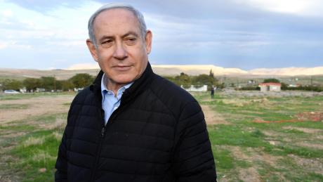 Er hat Skandale überlebt, doch am Ende wird er wohl von einer Koalition ins Abseits befördert, die vor allem ein Ziel hat: israelische Politik ohne Benjamin Netanjahu.  
