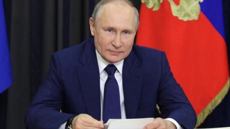 Der russische Präsident Wladimir Putin verteidigt den Diktator Alexander Lukaschenko.