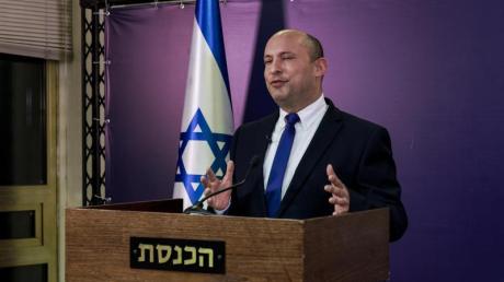 Naftali Bennett, Vorsitzender der ultrarechten Jamina-Partei und designierter Ministerpräsident von Israel, gibt eine Erklärung in der Knesset, dem israelischen Parlament, ab.