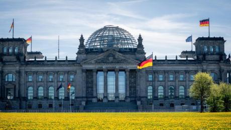 Das Reichstagsgebäude in Berlin am Morgen.
