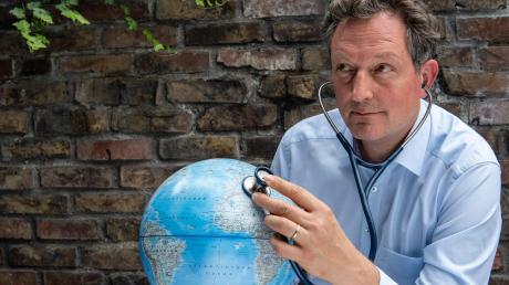 Der bekannte Mediziner und Moderator Eckart von Hirschhausen ist ein aktiver Klimaschützer geworden und fordert alle zum Mitreden und Mitmachen auf. 	 	
