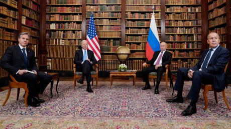 US-Präsident Joe Biden (2.v.l.), der russische Präsident Wladimir Putin (2.v.r.), US-Außenminister Antony Blinken (l.) und der russische Außenminister Sergej Lawrow. 	