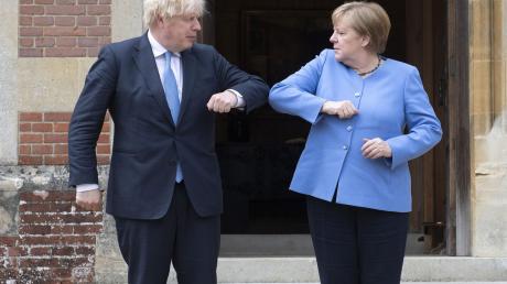 Coronakonforme Begrüßung zwischen Merkel und Johnson.  	