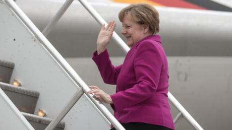 Bundeskanzlerin Angela Merkel steigt in den Airbus A340 «Theodor Heuss» der Flugbereitschaft der Luftwaffe der Bundeswehr. (Archiv).