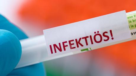 Das Robert-Koch-Institut rechnet nicht mit einem raschen Ende der Corona-Pandemie. Neue Mutationen gelten als eine mögliche Gefahr. 	