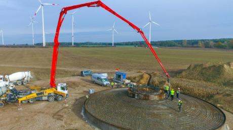 Arbeiter betonieren das Fundament einer Windenergieanlage im Landkreis Oder-Spree (Archivbild).