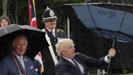 Prinz Charles abgeschirmt, Boris Johnson nicht so ganz. 	