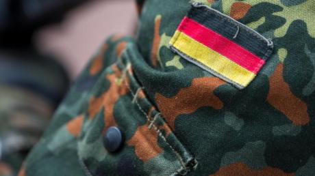 Ein 25-Jähriger hat nun Ärger mit der Polizei, weil er eine Bundeswehruniform trug.