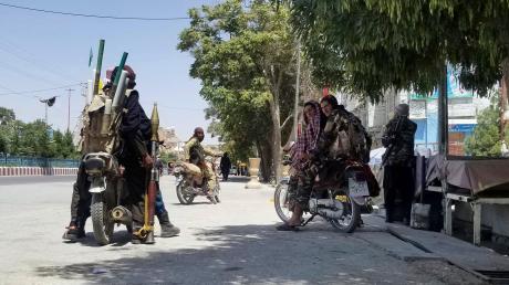 Gerade mal sieben Tage – und 18 von 34 Provinzhauptstädten Afghanistans sind an die Taliban gefallen. Mittlerweile werden sie auch ohne einzigen Schuss der Regierungskräfte an die Islamisten übergeben.  	