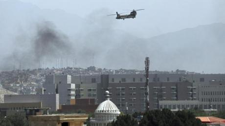Operation Evakuierung: Ein Hubschrauber der USA fliegt über der US-Botschaft in Kabul. 
