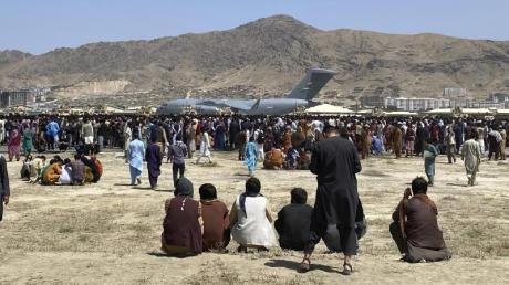 Hunderte Menschen haben sich auf dem Gelände des internationalen Flughafens in Kabul versammelt.