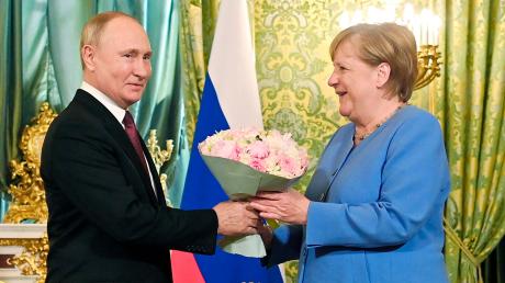 Blumen zum Abschied: Angela Merkel war zum 19. und letzten Mal als Kanzlerin bei Wladimir Putin zu Gast. 