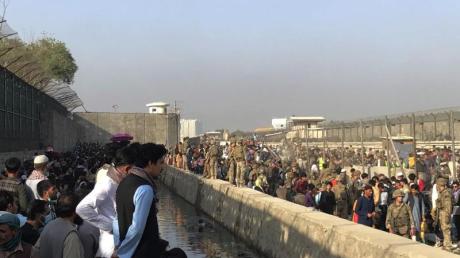 Stacheldraht, Soldaten, Tausende Menschen dicht gedrängt: Die Lage am Flughafen in Kabul bleibt angespannt. Ein 19-jähriger Fußballer des SV Thierhaupten hat es sicher herausgeschafft.