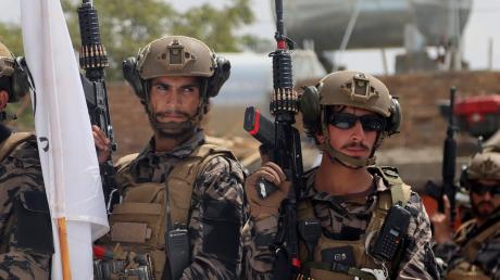Mit Waffen ausgerüstet: Die Taliban übernehmen die Macht.  	