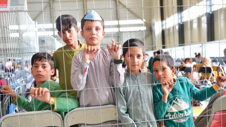 Sie warten auf ein neues Leben: Unter den Geflüchteten aus Afghanistan sind zahlreiche Kinder. 