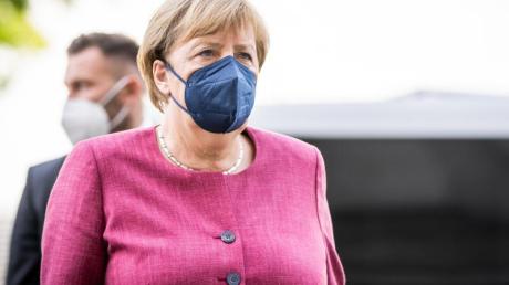Bundeskanzlerin Angela Merkel kommt zur Unionsfraktionssitzung am Bundestag an.
