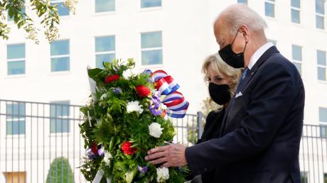 First Lady Jill Biden und US-Präsident Joe Biden bei der Trauerfeier für die Opfer von 9/11 an der "National 9/11 Pentagon Memorial Site", die an die Toten im Pentagon und an Bord des American Airlines Fluges 77 erinnert.