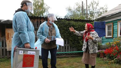 Mit mobilen Urnen kamen die Wahlhelfer in Russland auch aufs Land. 