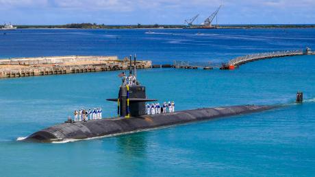 Das Angriffs-U-Boot USS Oklahoma City kehrt zum US-Marinestützpunkt in Guam zurück. Die USA verstärken ihre geostrategischen Aktivitäten im Pazifik.  	