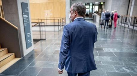 Armin Laschet verlässt die Sitzung der Landesgruppe NRW der CDU im neugewählten Bundestag. Es ist gerade einsam um ihn geworden