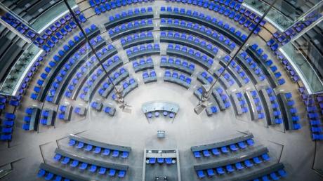Blick in den Plenarsaal des Deutschen Bundestags mit der neuen Sitzanordnung für die 20. Legislaturperiode.
