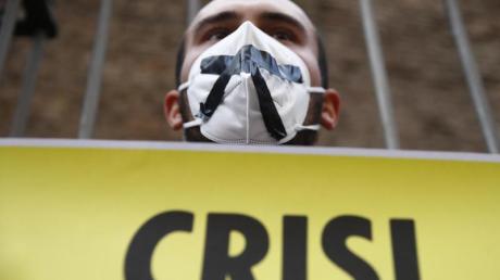 Ein Klimaaktivist mit einem Protestschild am Rande des G20-Gipfels in Rom.