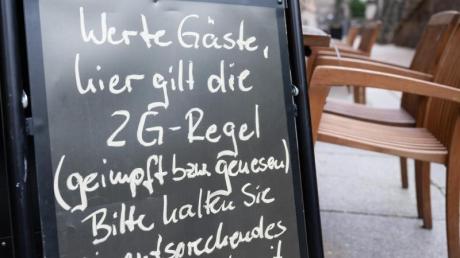 Auf einem Schild wird vor einem Restaurant in Dresden auf die 2G-Regel hingewiesen.