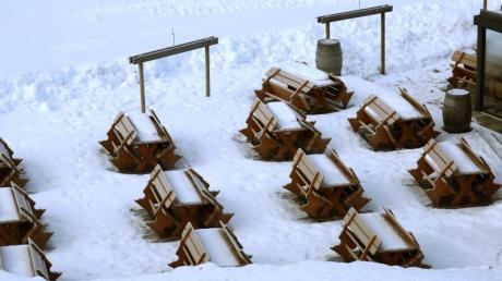 Schnee bedeckt Bänke und Tische an einer gesperrten Skipiste. Die österreichische Regierung hatte die Schließung der Skigebiete angeordnet, um die Ausbreitung des Coronavirus zu verlangsamen.