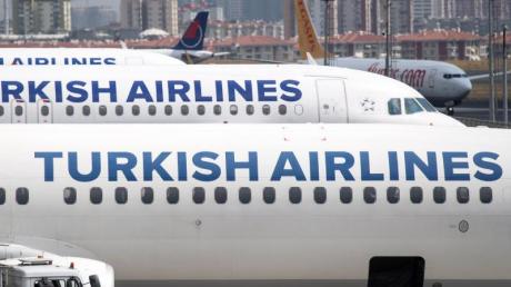 Flugzeuge der türkischen Fluglinie Turkish Airlines auf dem Atatürk-Flughafen in Istanbul.